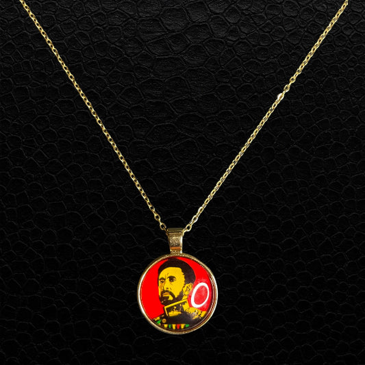 Selassie Anhänger Rot mit goldfarbenem Medaillon und Haile Selassie Motiv