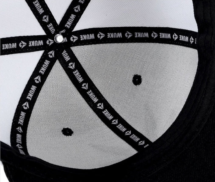 Vue de profil – casquette noire à visière plate réglable