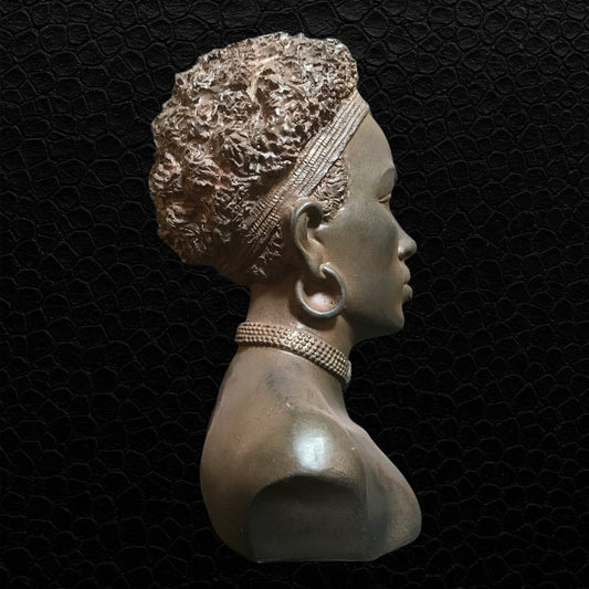 Afrikanische Frauenbüste von Lawrence Grey Home