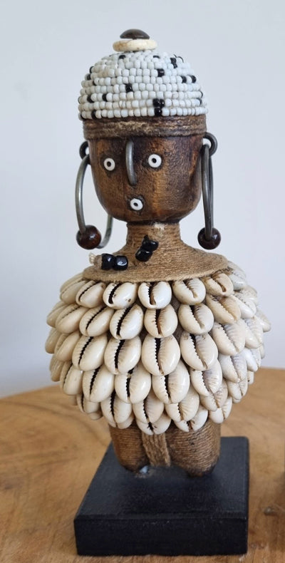 Namji Puppe aus Kamerun – afrikanische Dekofigur mit Perlen und Kaurischnecken