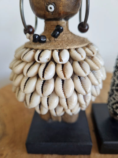 Namji Puppe aus Kamerun – afrikanische Dekofigur mit Perlen und Kaurischnecken