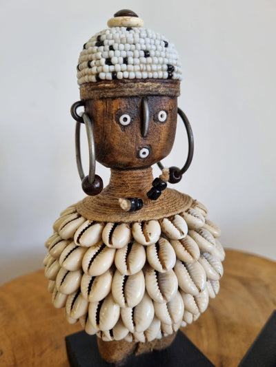 Namji Puppe aus Kamerun – afrikanische Dekofigur mit Perlen und Kaurischnecken