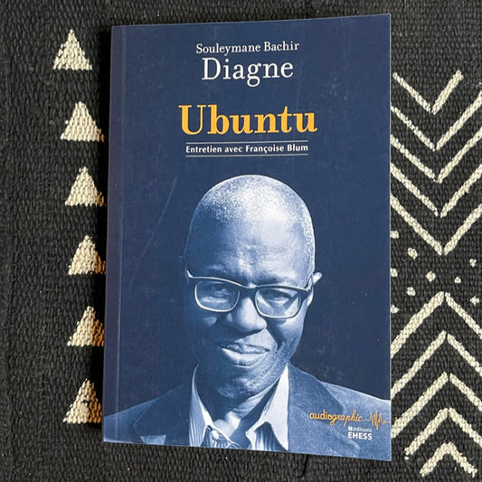 Vue de trois quarts du livre « Ubuntu » de Souleymane Bachir Diagne – entretien sur la blackness, la négritude et le concept d'ubuntu