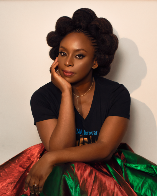 Chimamanda Ngozi Adichie: Eine umfassende Analyse ihres literarischen Werks, ihrer rhetorischen Strategien und ihrer Rolle als globale öffentliche Intellektuelle