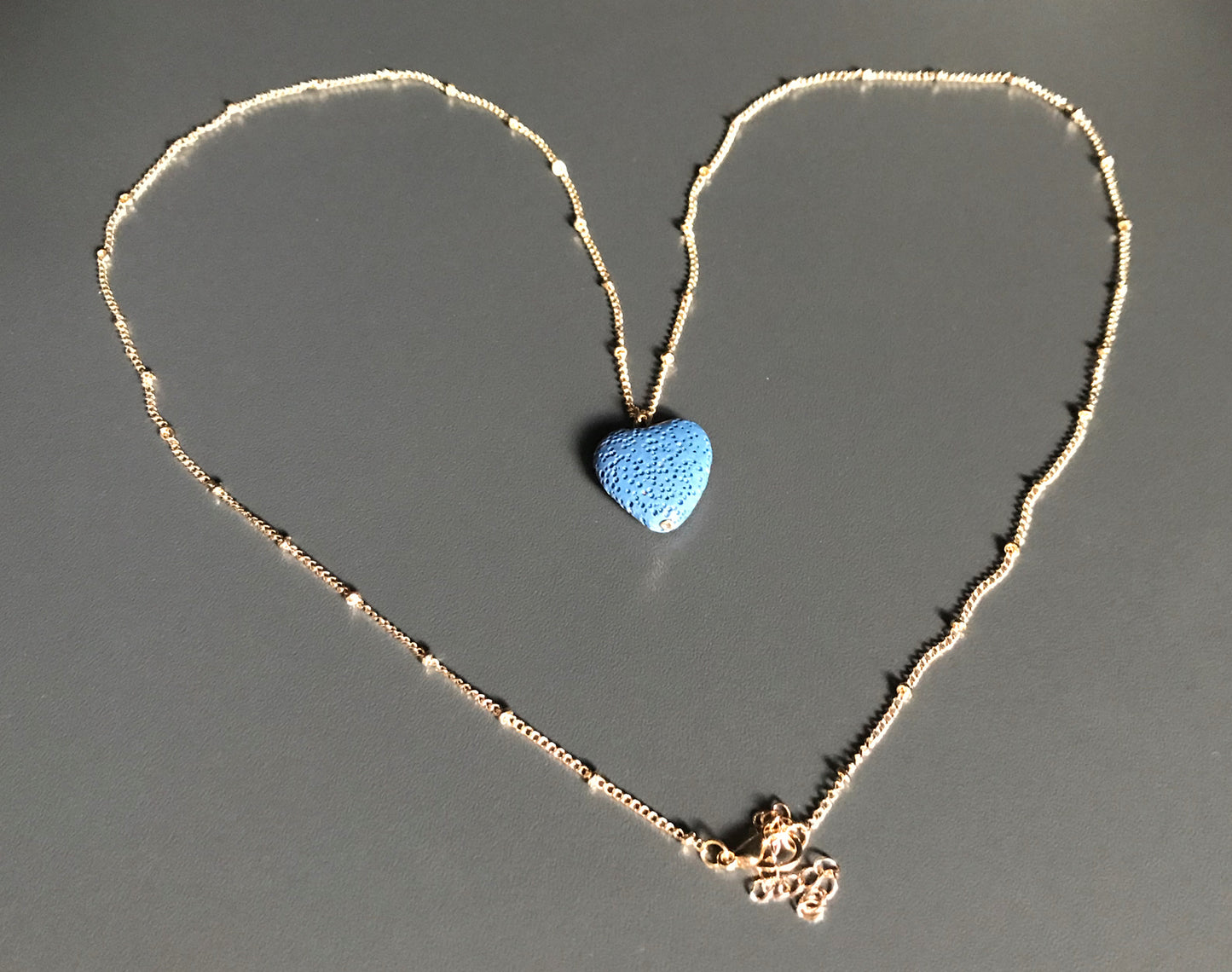 Kette mit blauem Lava-Herz – Duftschmuck mit Symbolkraft