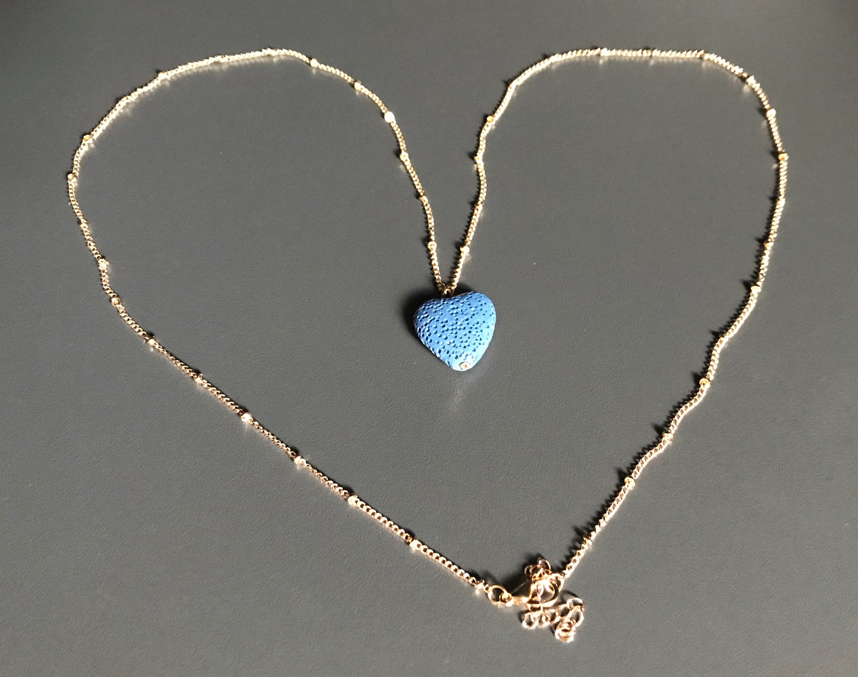 Kette mit blauem Lava-Herz – Duftschmuck mit Symbolkraft