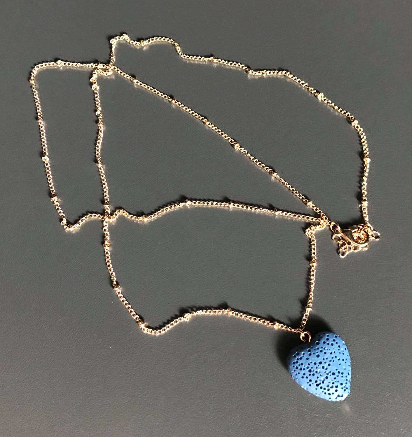Kette mit blauem Lava-Herz – Duftschmuck mit Symbolkraft