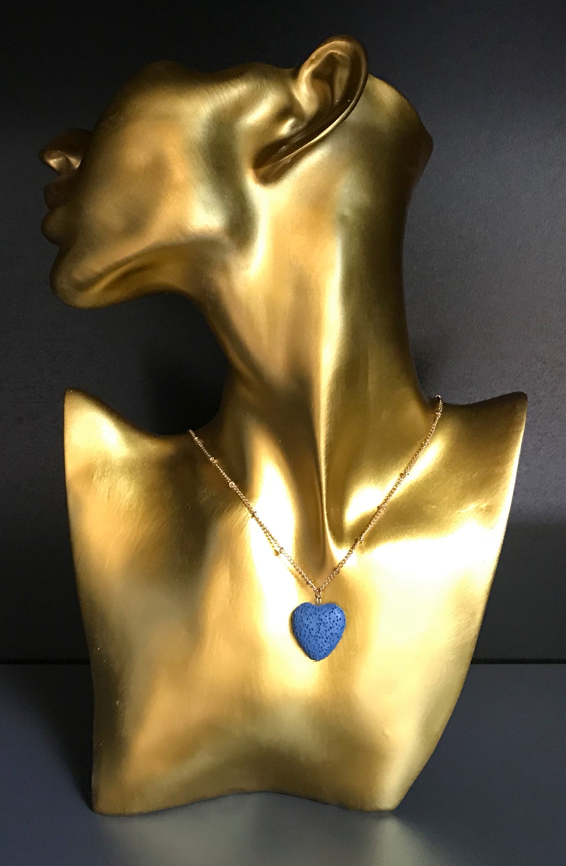 Kette mit blauem Lava-Herz – Duftschmuck mit Symbolkraft