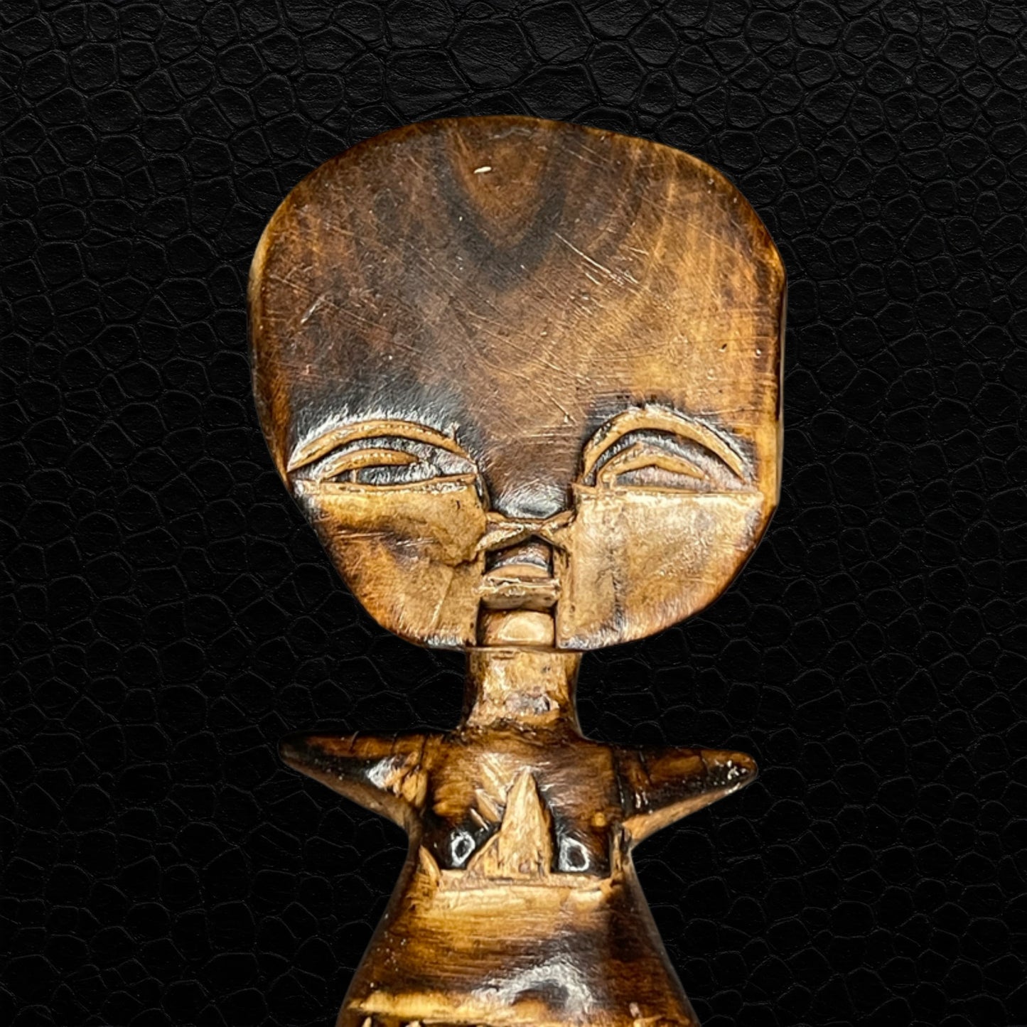Statue africaine en bois “Fertility” faite main au Kenya, finition brun brillant, vue de face.