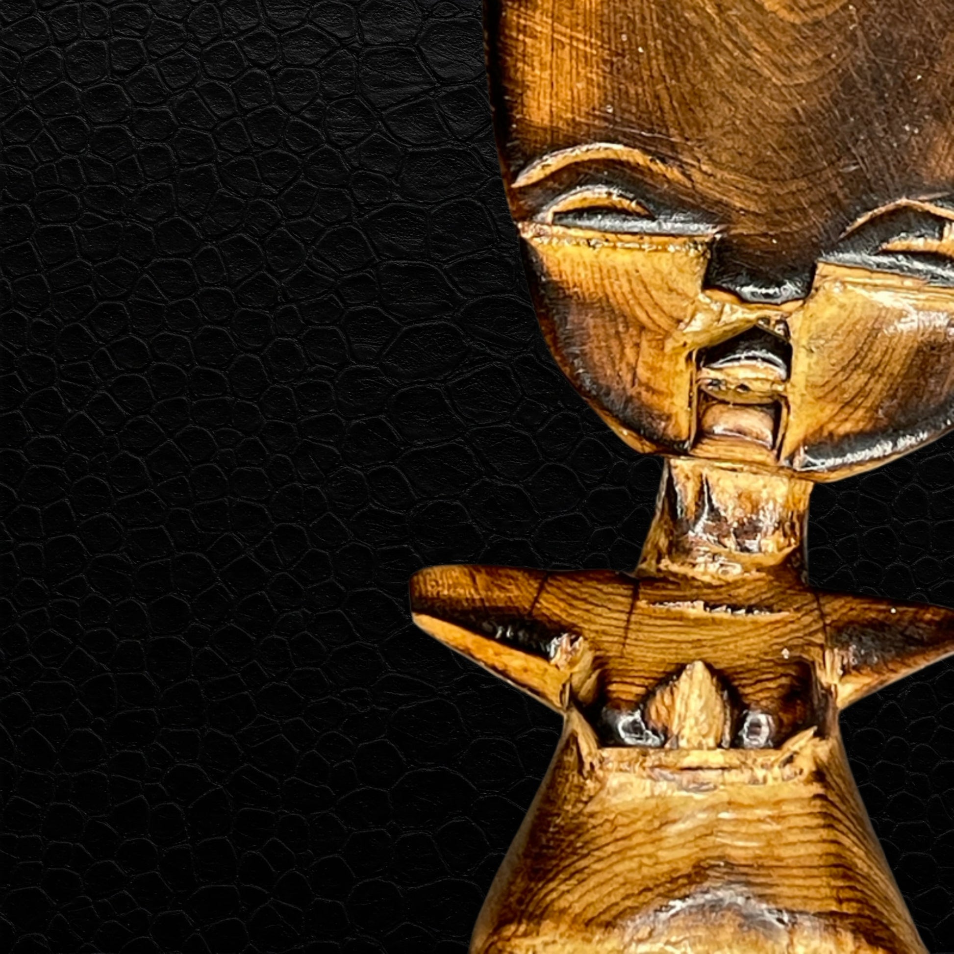  Gros plan sur la figurine de fertilité en bois du Kenya, petite statue féminine symbolisant fécondité et croissance.