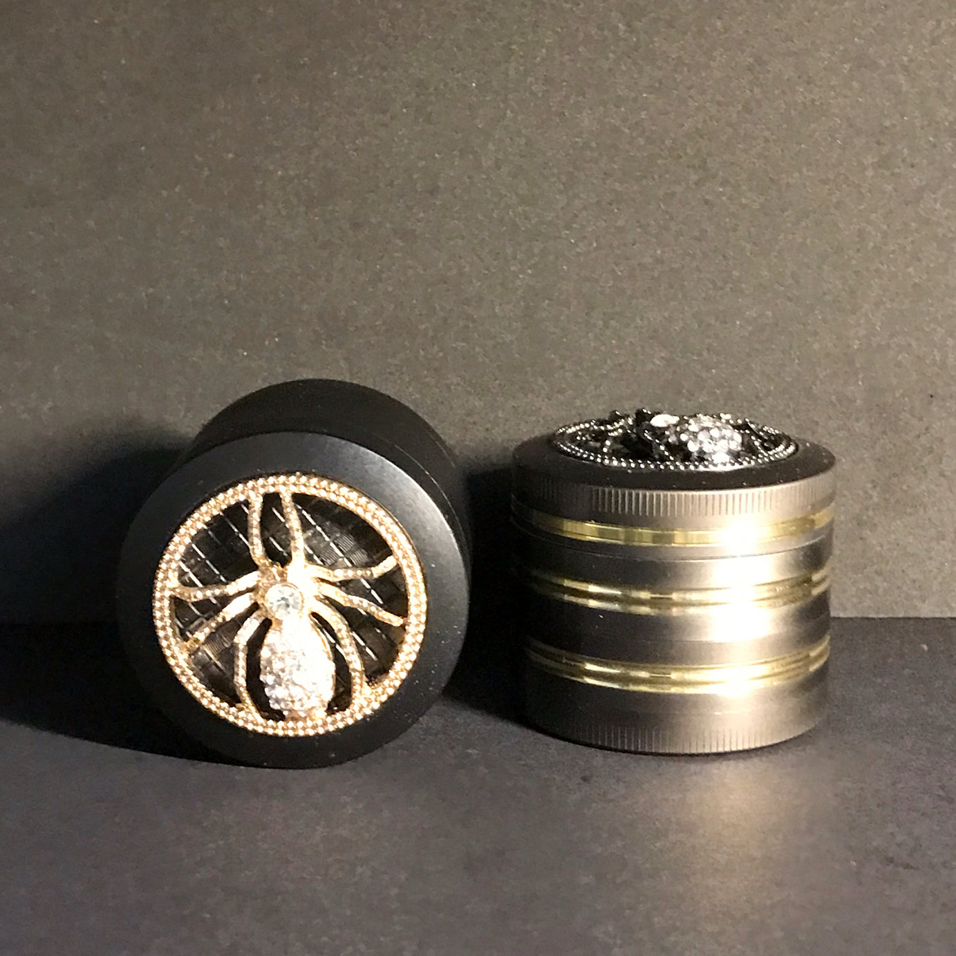 Mühle mit goldener Spinne – Metall-Grinder mit Magnetdeckel, Sieb und Schaber