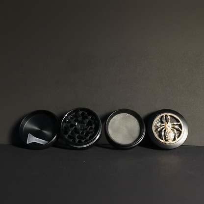 Schwarze 4-teilige Mühle mit goldfarbener Spinne und Glitzersteinchen, geöffnet