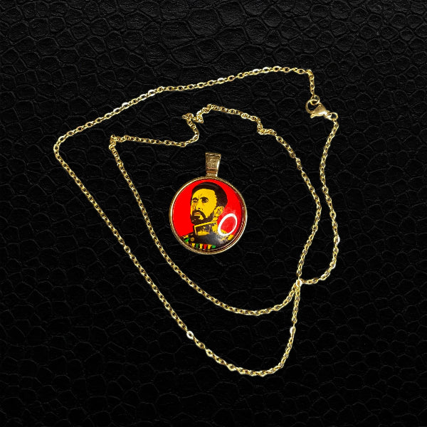 Selassie Anhänger Rot mit goldfarbenem Medaillon und Haile Selassie Motiv