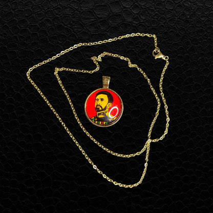 Selassie Anhänger Rot mit goldfarbenem Medaillon und Haile Selassie Motiv