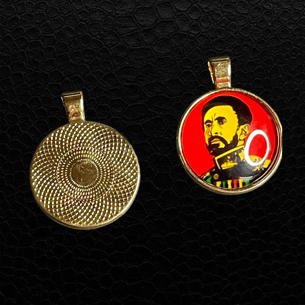 Selassie Anhänger Rot mit goldfarbenem Medaillon und Haile Selassie Motiv