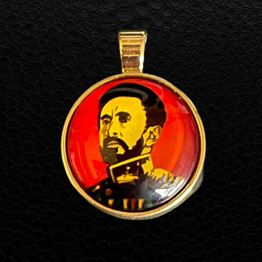 Selassie Anhänger Rot mit goldfarbenem Medaillon und Haile Selassie Motiv