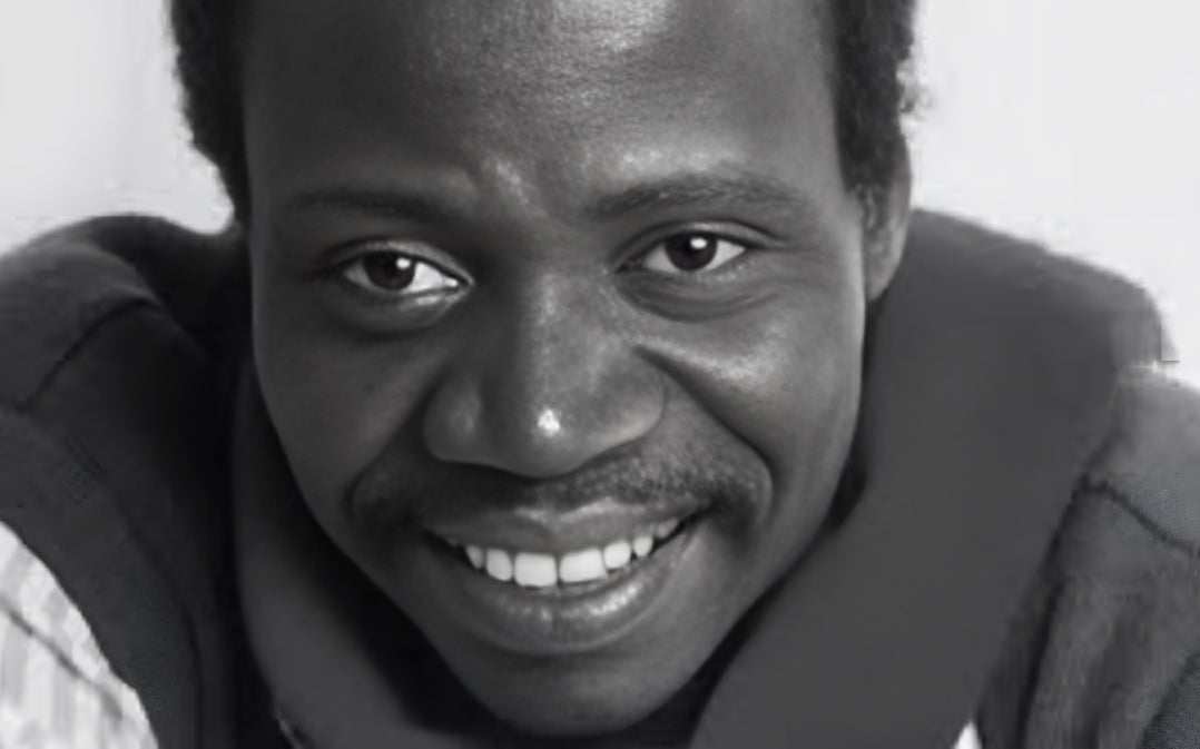 Portrait en noir et blanc de Sony Labou Tansi – auteur congolais, figure majeure de la littérature africaine francophone et du théâtre politique
