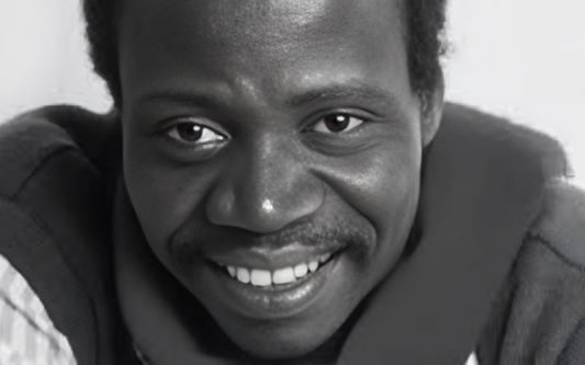 Portrait en noir et blanc de Sony Labou Tansi – auteur congolais, figure majeure de la littérature africaine francophone et du théâtre politique
