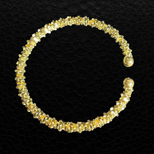 Goldfarbener Glitzernder Armreif mit facettierter Perlenstruktur – 19 cm Umfang, 14 g leicht, perfekt für elegante Anlässe und Alltag