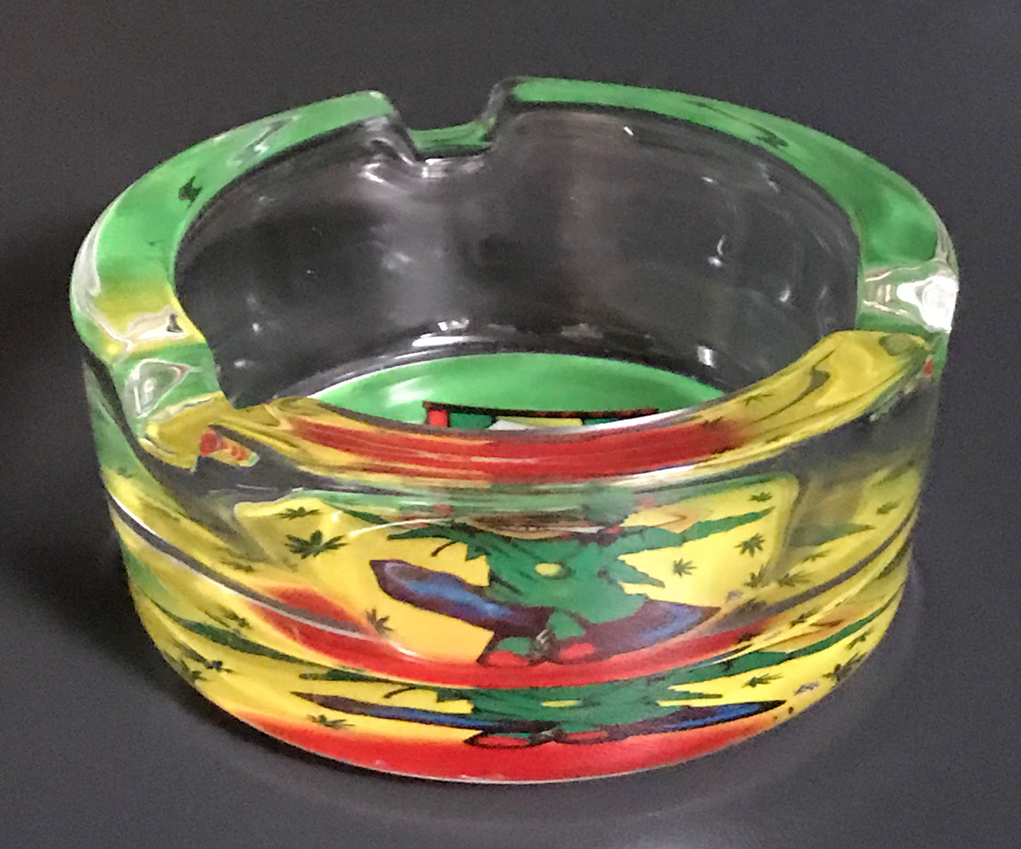 Gläserner Aschenbecher mit Cannabis-Motiv – Rund & farbenfroh