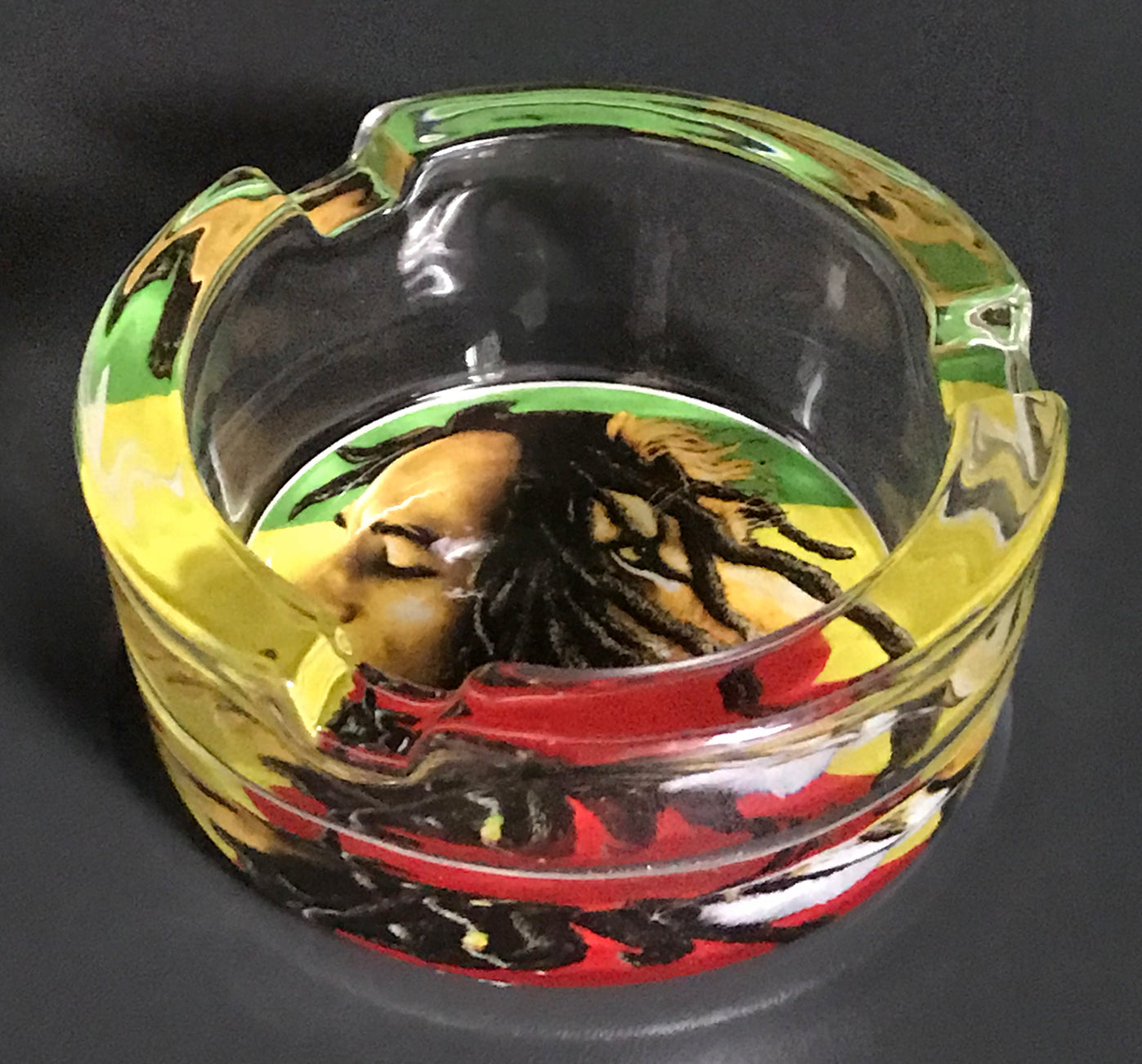 Gläserner Aschenbecher mit Reggae-Motiv und Löwenkraft