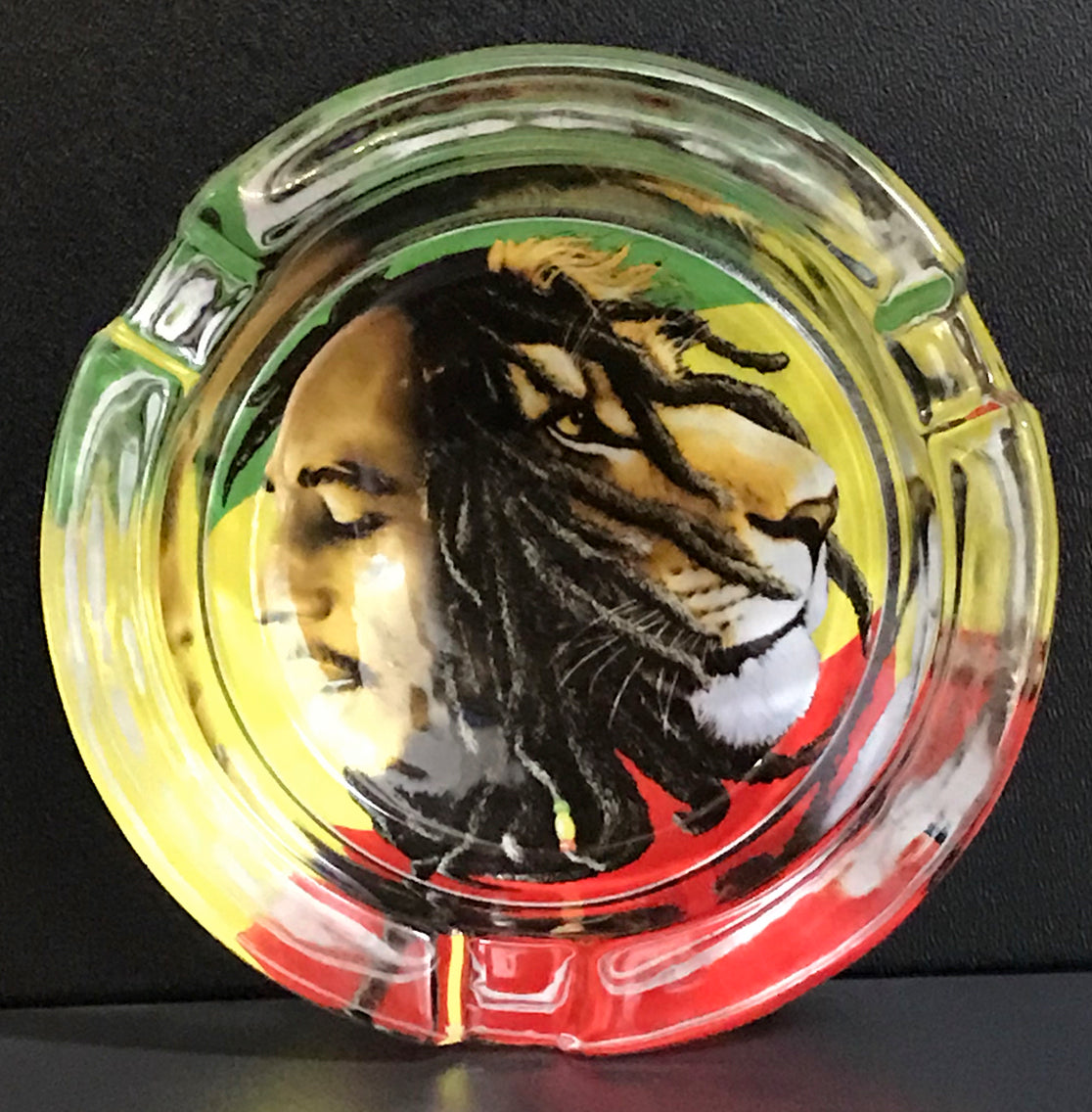 Gläserner Aschenbecher mit Reggae-Motiv und Löwenkraft