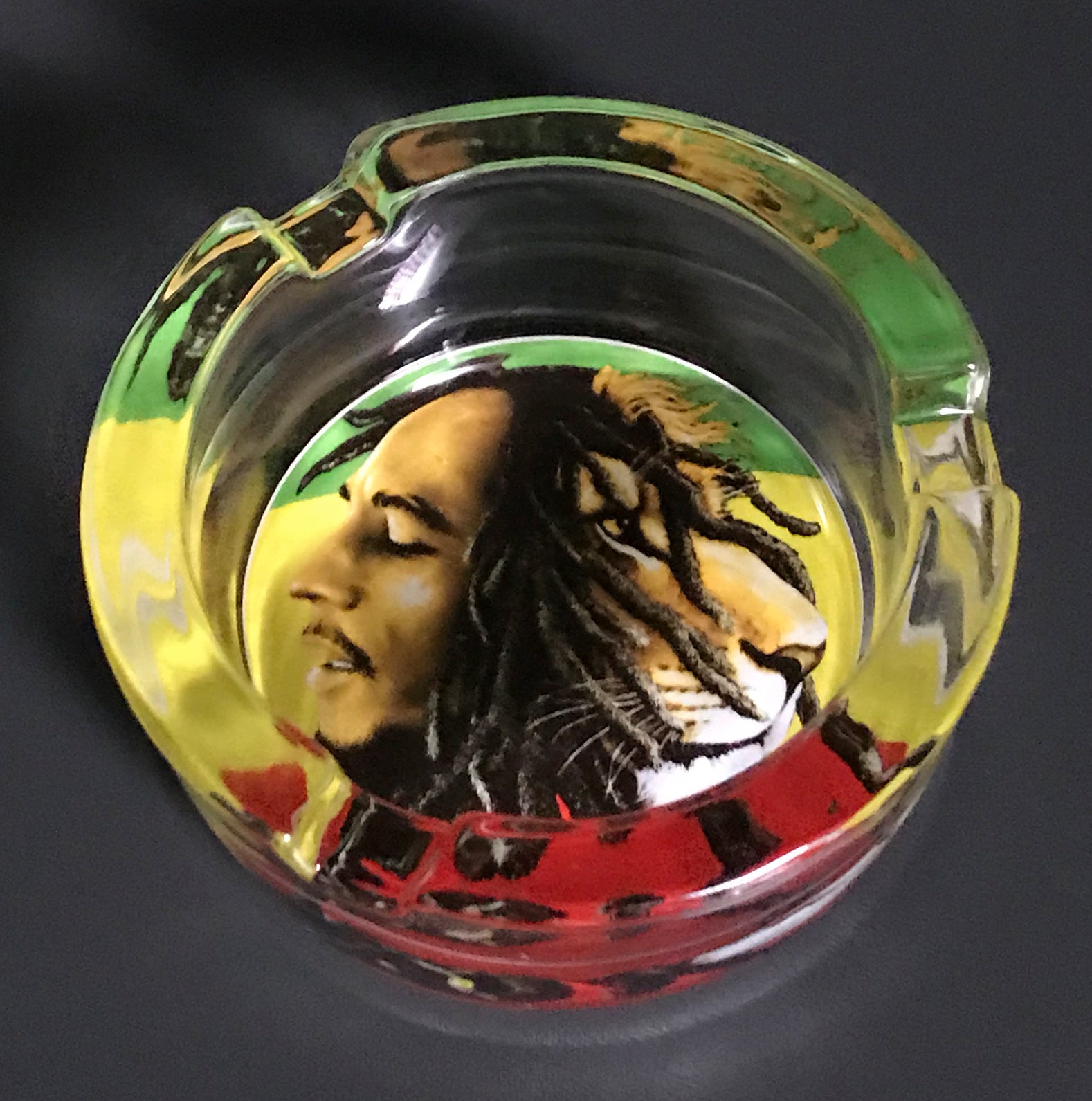 Gläserner Aschenbecher mit Reggae-Motiv und Löwenkraft