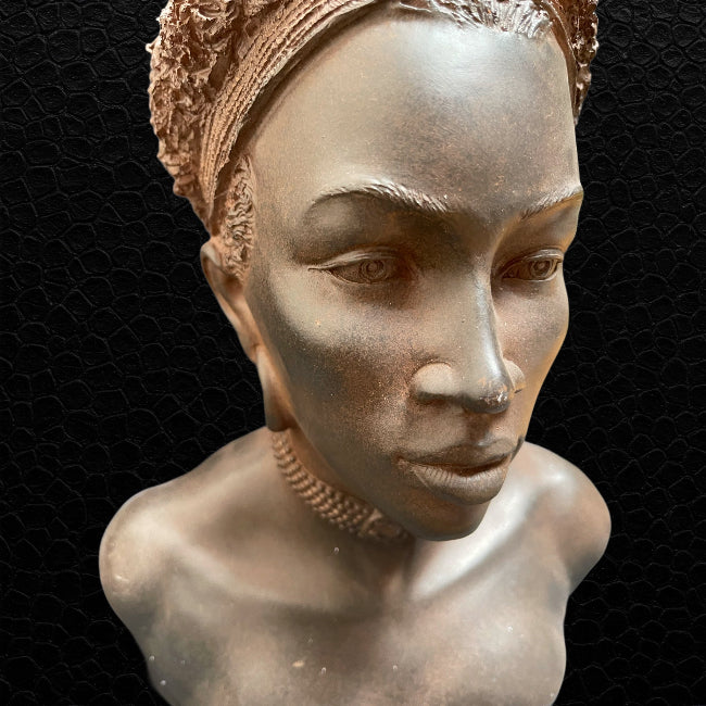 Afrikanische Frauenbüste von Lawrence Grey Home