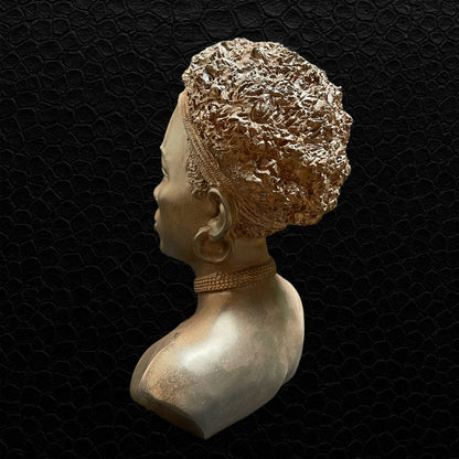Afrikanische Frauenbüste von Lawrence Grey Home