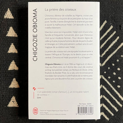 Dos et tranche du livre « La prière des oiseaux » montrant le titre et le nom de l’auteur Chigozie Obioma"