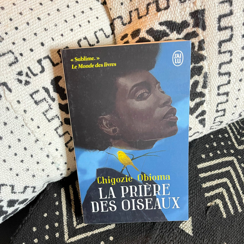 Livre « La prière des oiseaux » de Chigozie Obioma posé sur une table, roman nigérian sur l’amour impossible et le destin