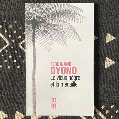 Livre « Le vieux nègre et la médaille » posé sur une table