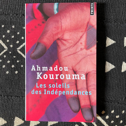 Livre « Les soleils des Indépendances » posé sur une table