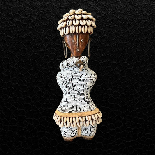 Kamerun Namji Puppe, Kaurischneckenhut