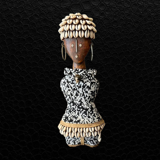 Kamerun Namji Puppe, Kaurischneckenhut