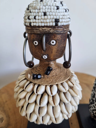 Namji Puppe aus Kamerun – afrikanische Dekofigur mit Perlen und Kaurischnecken