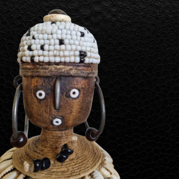Namji Puppe aus Kamerun – afrikanische Dekofigur mit Perlen und Kaurischnecken