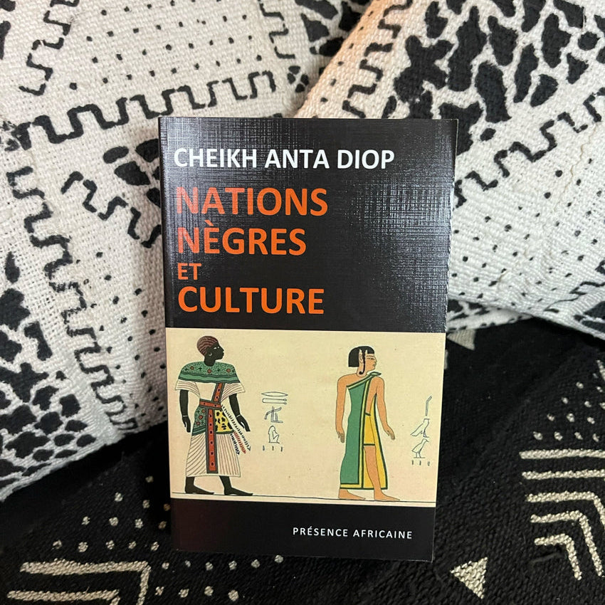 Nations nègres et culture – Livre présenté sur fond décoratif avec motifs africains