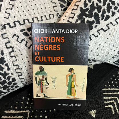 Nations nègres et culture – Livre présenté sur fond décoratif avec motifs africains