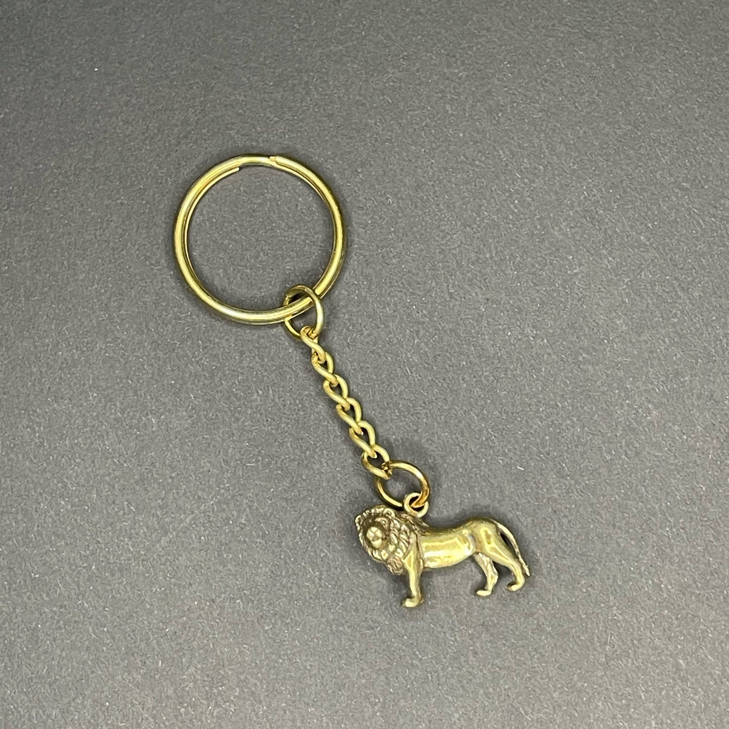 Vintage Löwen Schlüsselanhänger – Stil, Symbolkraft und afrische Eleganz