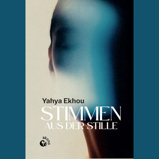 Stimmen aus der Stille von Yahya Ekhou – Buchcover mit verschwommenem Frauengesicht auf blaugrauem Hintergrund, Akono Verlag