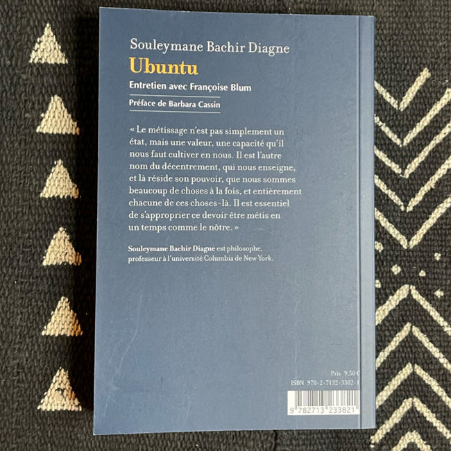 Tranche et dos du livre « Ubuntu » de Souleymane Bachir Diagne – édition brochée EHESS, 128 pages