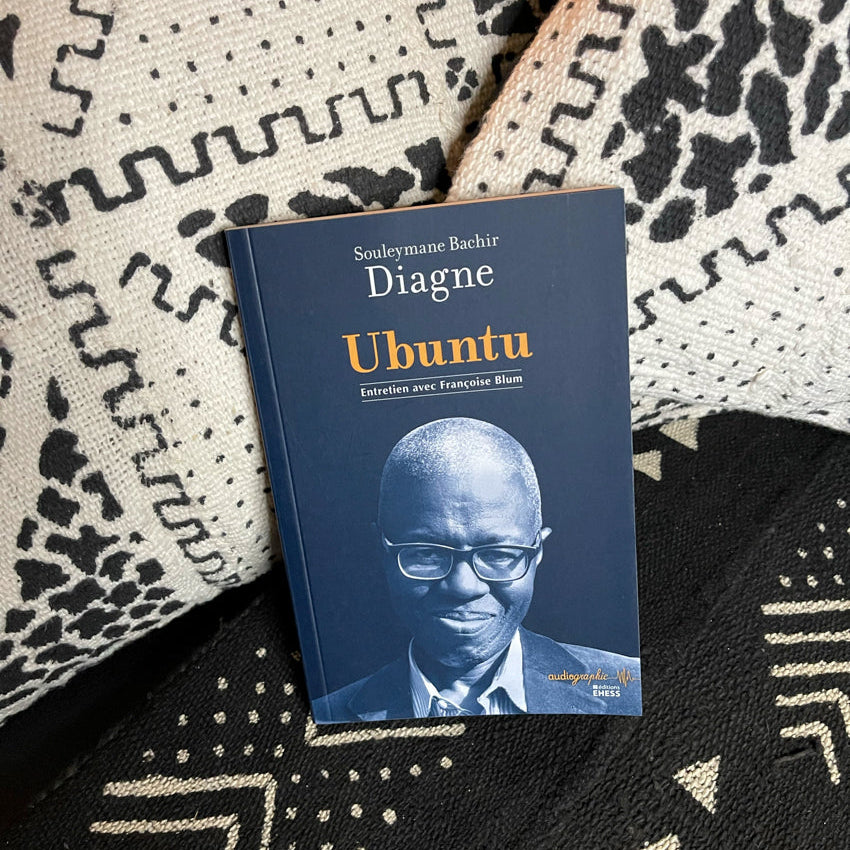 Plusieurs exemplaires du livre « Ubuntu. Entretien avec Françoise Blum » – philosophie sénégalaise et postcolonialisme contemporain