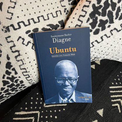 Plusieurs exemplaires du livre « Ubuntu. Entretien avec Françoise Blum » – philosophie sénégalaise et postcolonialisme contemporain